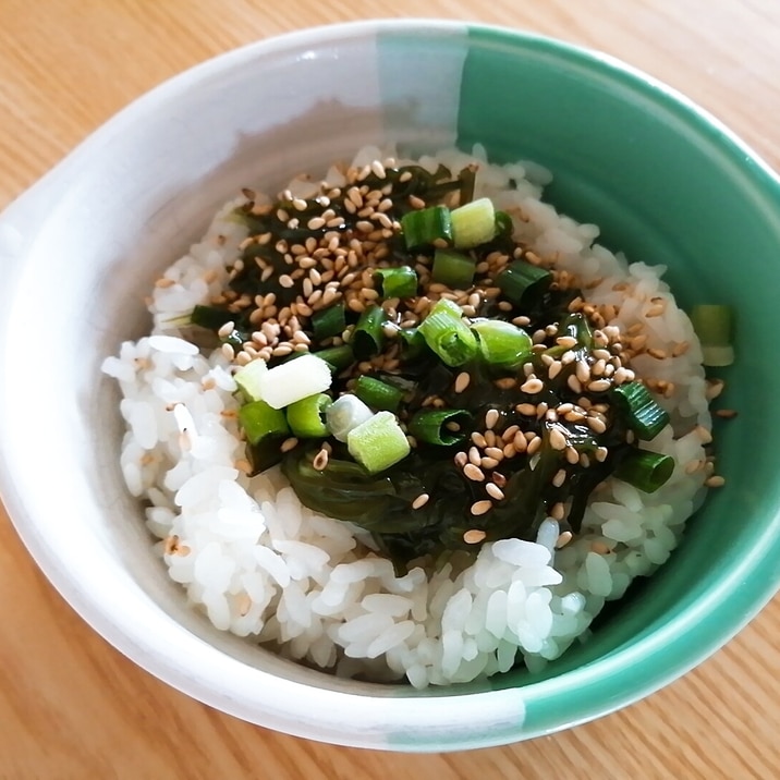 ごま油香る☆めかぶと小ねぎとごまのご飯